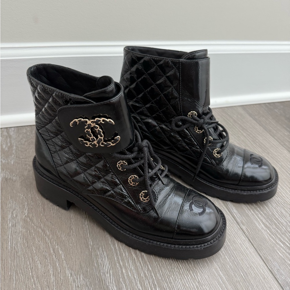 CHANEL Women's Chain CC Combat Boots Quilted Leather Size 39.5 - Picture 2 of 6